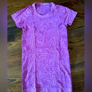 Lululemon swiftly rose design top. Size 4. Hip length
